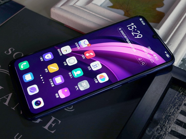 vivo Z5���صĲ����ǵ�ǰ�ж��г��ϱȽϳ���������660����710���������������ܸ�ǿ������712����Ȼ�Ӵ����Ƶ����������ֻ������710��0.1GHz����Ƶ����������Ϸ���ճ�ʹ���ж���Щ��������������ȴû��ʲô�仯����ʹ�������ϵ�����ϷҲ�ܻ�÷ǳ��־õ����顣