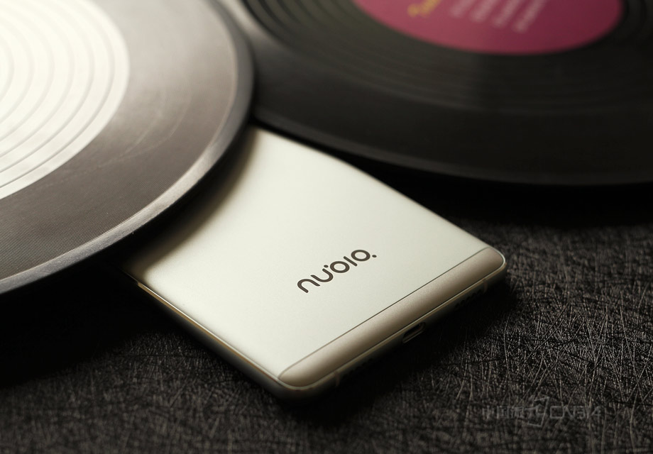 Ŭ����Z11 Maxû��ʹ�ý���һ�廯���п�+��ǵĴ�����ʽ�����ǲ����˸�Ϊ��ͳ������Ҳ��Ϊ�򵥵�������ʽ�ṹ��Բ���ε��п��������߽ǲ��������иǰ���������������п�Ĳ�������Բ���εı�Ե���������ͱ�Ե���ճ��ָ���˵�������