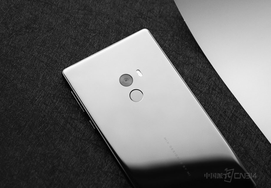 �ڹ������ϣ������Ϸ�Ϊ1600W��������ͷ���Ҳ�Ϊ˫LED����ƣ��²�����һö�մɵ�ָ��ʶ��ģ�飬�������ǱȽϷ���ġ�