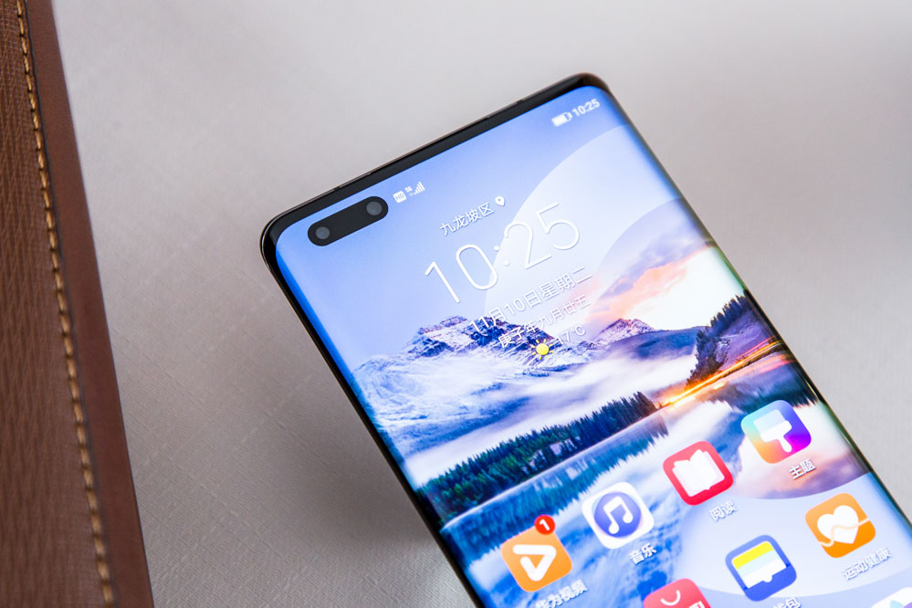 ȫ���������ϣ���ΪMate40 Proû������Mate30 Pro���������������ڿ׵���ƣ������˵������Ļ��������Ӱ��Ҫ��Сһ�㣬ûǰ����ôͻأ��