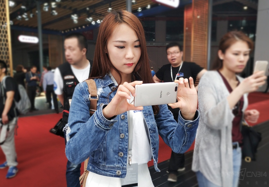 û���˳�ģ���Ϻ���չ�������Ȼ��ô�ࡣ�������ǣ�ǰ̨��������Ա�ȵȸ�����ɫ����Ů�����з������ϵ��������ڳ�չ�����˳��ķ�ͷ��С���Ŭ����Z17mini�������λ�����¸߶ȵ���Ů�����ˡ�