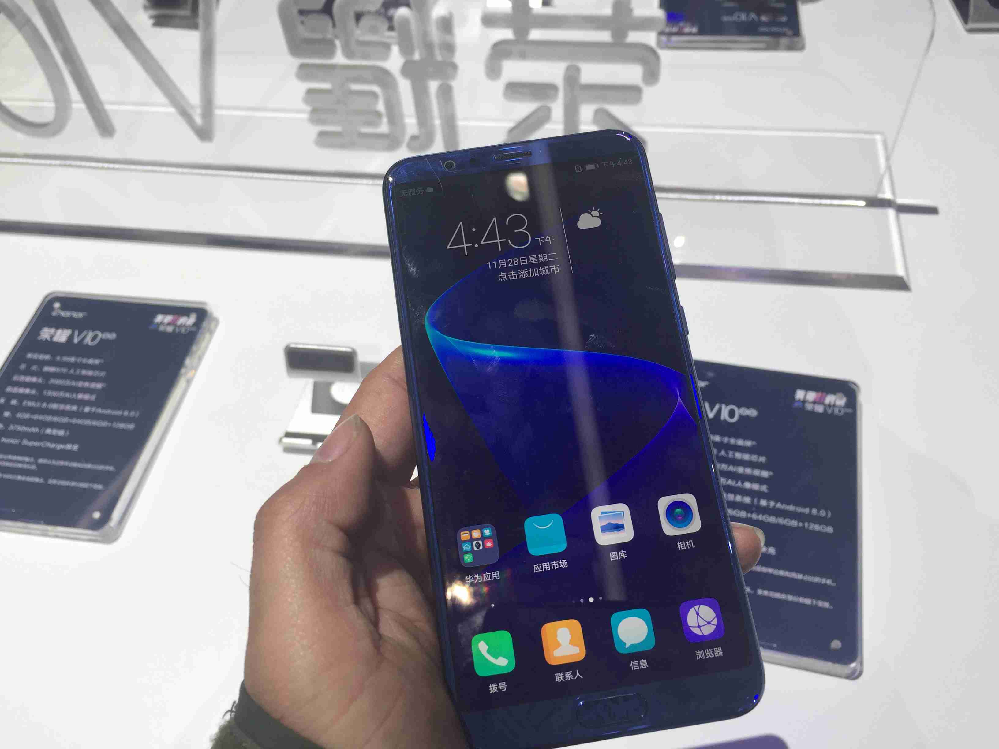 ��ҫV10����5.99Ӣ��ȫ������ƣ���ͷ���°Ͷ��Ƚ�խ�����ָ���ռ�ȡ����⣬ָ��ʶ������������ֳ����Σ������ָ���5.5Ӣ����Ļ���ֻ����ơ�