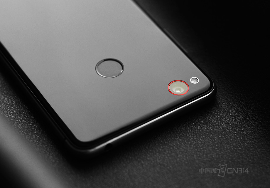 ͬ��Ϊ�˱�������ʽ��СԲ����ƻ��򣬽�ָ��ʶ��������˻������棬�û�����������������ͷ���棬Ŭ����Z11 mini��������С��5ͬ�������IMX298���������������Ϊ1600�򣬲�֧�ֹ�ѧ������