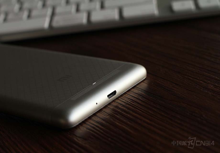 �ֻ��ײ���microUSB�ӿ��Լ�ͨ����˷磬��֮ǰ�ĺ����ֻ���û��̫�������