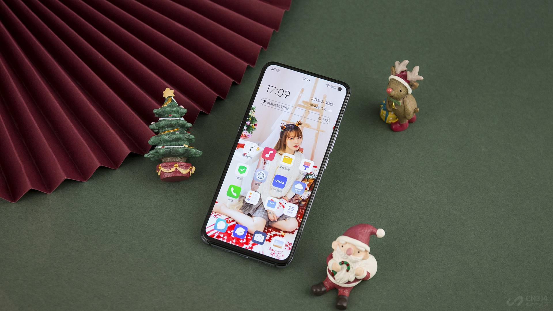 5G�ֻ����°���ӭ���˾���ʽ��������༯��5GоƬҲ�׷�����������󲿷ֹ����ֻ��������ȸ�ͨ�������Ƽ���оƬ���̵�˫ģ�������첻ͬ��vivoѡ�������������������ǽ��к������з�����Exynos 980����ʽ˫ģ5GоƬ����vivo X30���Ǵ�����һоƬ�׿��ֻ�����Ϊvivo�ڽ�����ĩ�������չ�֮�������˼���˫ģ5G��һ������֮�⣬�ֻ�����ֵ�����յȷ��������ǰ������ȫ�µ�ͻ�ƣ��������Ǿͳ���ʥ����Ϊ��Ҵ�����һ��vivo X30 Pro����ʥ������ͼ�ͣ�Ϊ��ҽ�һ�������ֻ���ɫ���ڡ�