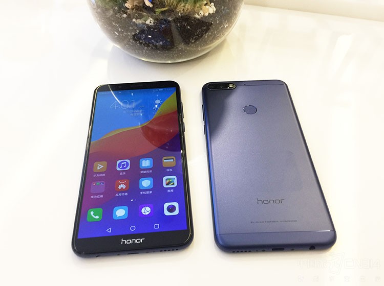 ����һ��18:9������ȫ�������ߴ�Ϊ5.99Ӣ�硣�ֻ��������ý������ʣ�����ʮ�ֳ��ڡ�����˫�����ƽ��˫�����ƣ�ͬʱ�������ֻ�����Ŀ���࣬�����ʸзǳ�������