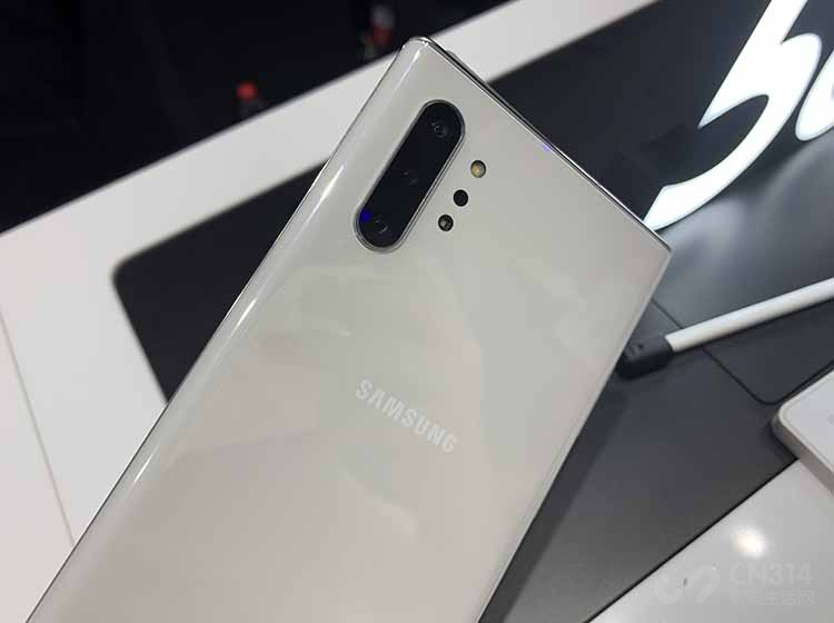 Note 10+ 5GҲ���������ˡ����㡱��������ֻ��1200���������㣨���л�f/1.5��f/2..4��Ȧ����1200�����س�����1600�����س���Ǿ�ͷ������ֱ�ӳ�����һ����ToF��ͷ����Ҫ��������ȡ�����������Ϣ���Ա�Note 10+ 5G�ڲ������ա�AR�淨���и��õı��֡�