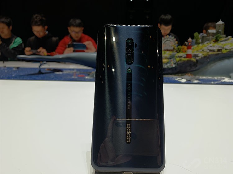 Reno 10���佹�����׼������źܶ಻ͬ����������㣬Ϊ���þ�ͷ��͹�𣬹���ʦ��ԭ�������������Խ�������Ƴ��˺϶�Ϊһ�Ĺ���������ֲ���D-Cut��ѧ��Ƭ��������Լ�ռ䣬��Ǳ��ʽ�ṹ�����㹻����