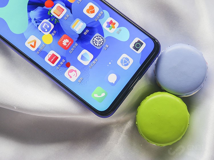 ��Ļ�ı߽�Բ�󣬹�����Ȼ���ײ��߿��ȷǳ��ӽ����ұ߿򣬵�����Ļ֮�󣬻���·����ڿ���һ�㡣