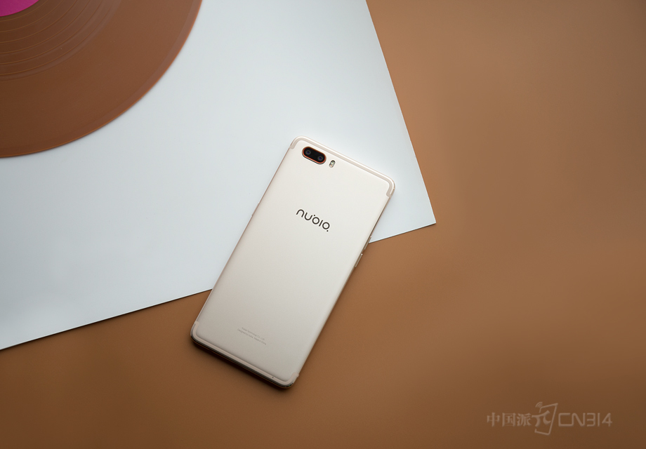 ˫����ͷ��Ŭ����M2��������֮һ��һ��RGB sensor��һ��MONO senser����˸߻��ʵ�ϵͳ��MONO senser�Ľ����������ߴ�96.6%��Э��RGB sensor����������Ļ��ʣ�Ҳ��Ŭ���ǡ��ֻ���Ӱר�ҡ��ƺŵ�������֡�