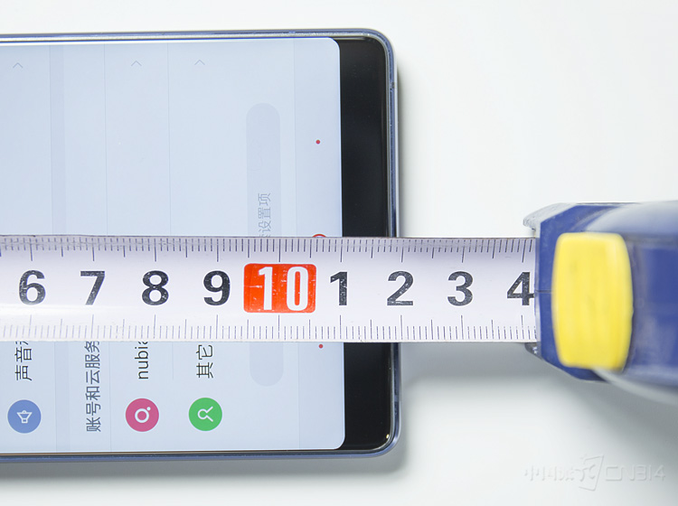 Ŭ����Z17S���±߿�Ҳ��9mm���ң����¶ԳƵ���ƿ���ȥ��Э��һЩ��