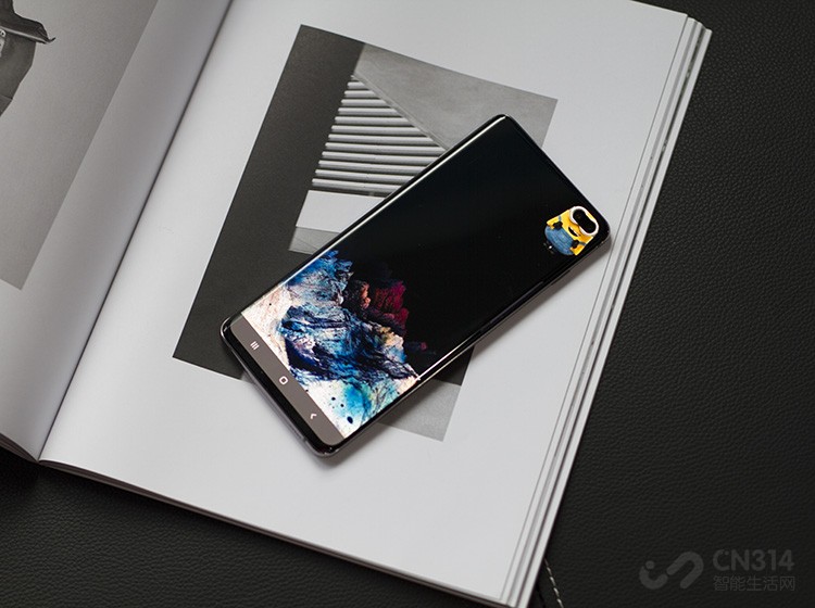 ����Galaxy S10+����Ļ�ߴ�������Ҳװ����4100mAh�Ĵ��أ�ƾ��7nmоƬ��OLED��Ļ�ĵ͹������ԣ�ʹ��һ��Ӧ����û�ж������ġ�