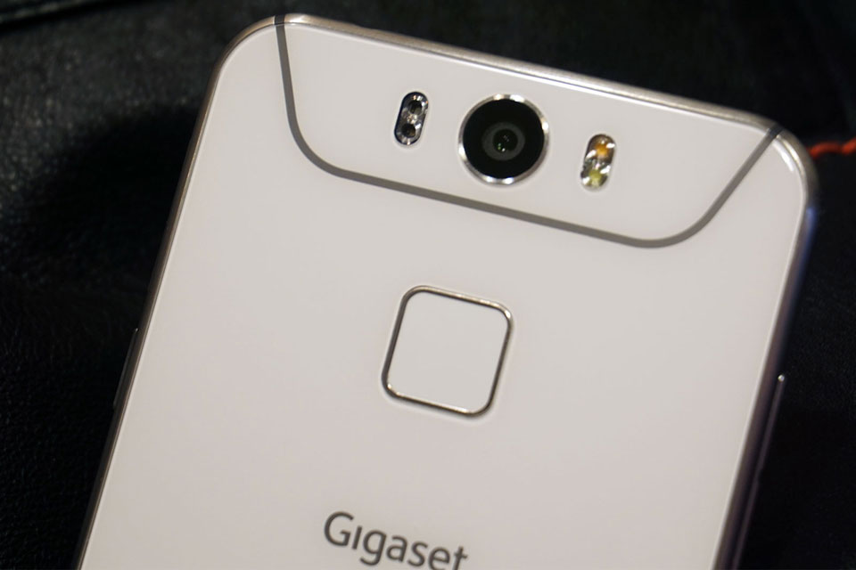 Gigaset����160������ʷ��Ʒ�ƣ������ڳ�Ϊ���������Ͽɵ�����Ʒ����������ۺϽ��������Ӧ�̡����Ƕ���ᵽ���¹�Ʒ�ʡ���һ˿�����ĵ¹�������һ����еĻ��򣬵͵�������ı����ڲ�Ʒÿһ��ϸ�ڡ������¹�Ʒ�ʡ����嵽Gigaset�ֻ�����˵�����ǡ�Ϊ��õ��û��������ơ���