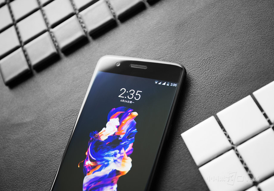 һ��5����Ļ��Ȼ��5.5Ӣ��1080p���������Ļ����֧��DCI-P3ɫ���Optic AMOLED��Ļ��