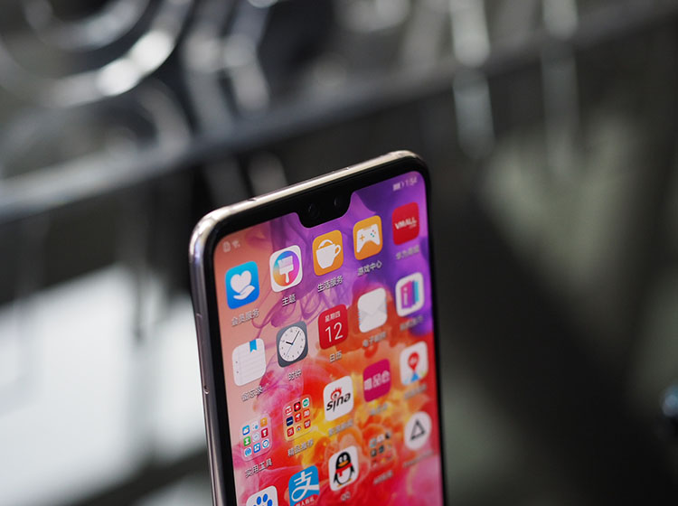 ��ΪP20 Proӣ�۽�����ڲ����ʮ�ֽ��գ���7.8mm��ȵĻ���ȴװ����5000mAh�ĵ����������֤�����ʵĵ����ճָС�