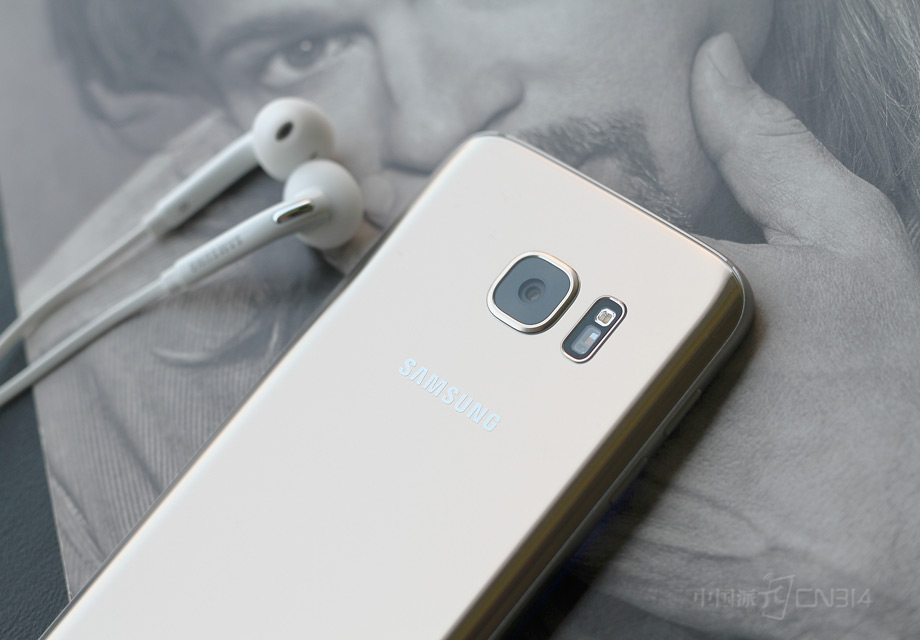 ��������ͷ������Galaxy S7 �е�͹�����0.46mm�������һ�����ʹ���ȼ�С����Ч�������ֻ������С�