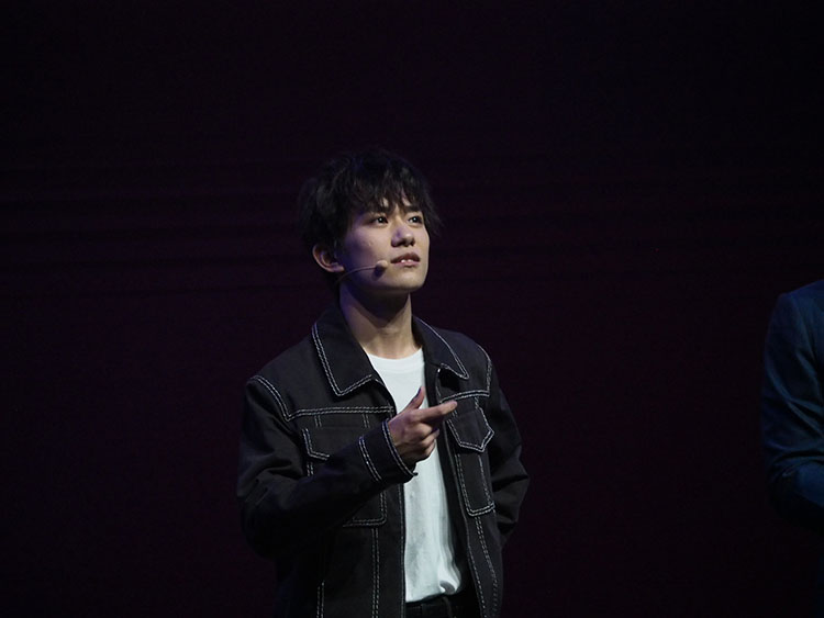 �ۼ۷��棬��Ϊnova 3������ɫ�ۼ۾�Ϊ2999Ԫ������Ҳ����6GB+128GB;��Ϊnova 3i��4GB+128GB/6GB+64GB�ۼ۷ֱ�Ϊ1999Ԫ+2999Ԫ�����ò�˵�����������ֵ��ʵ����һ�����ֻ����ۼ���������ֱ��ҵ�����ġ�