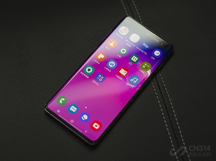 ����Galaxy S10+���õ������Ƕ��ҵ�Infinity-O��ʽ�Ĵ����ʾ�����°ͺͶ�ͷ��һ����������խ�����йٵ�ȫ�������˵��Ӿ������ʮ��ǿ�ҡ�