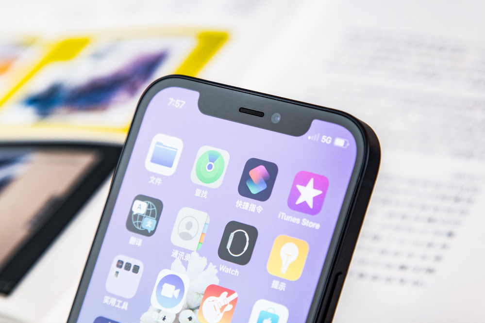 ȫ���������ϣ�iPhone 12��Ȼ����������������ƣ��߿�û�������е�խ������Ϊ������ֱ�Ǳߵ���ƣ����ԴӲ����ĳЩ�Ƕȹ۲��ⲿ�ֻ�ʱ���߿����Ӿ��ϸ�խ��