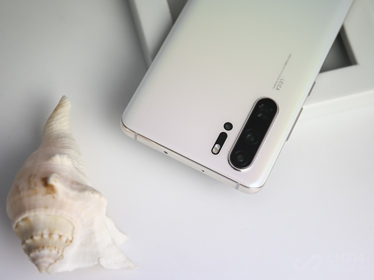 4000�����صĳ��й⾵ͷ�����˶���ISP�볬�й�AI���棬���ڹ��߸������У�ֻҪһ�����߾Ϳ��Դ����㹻��ϸ�ڡ��ưɡ������ݡ�ҹ����Щ�����İ�����������Ļ����ж����ĳ�����Ƭ��Ѥ�õĳ���ҹ��Ҳ��˲�����㡣