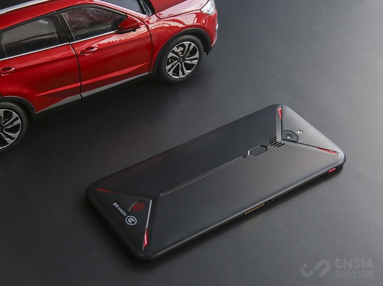 ȥ��羺�ֻ����ֻ�Ȧ�ڵĹ�ע���ĸߣ�������Ϊ�����Ѿ���Ϊ��ǰ�󲿷��ֻ��û���ѡ���������ַ�ʽ���������������ֻ���ȣ��羺�ֻ�����Ϸ���������������ܹ��������õ���Ϸ���顣��ħ�����ǵ羺�ֻ��ľ��Ѵ���֮һ�������ִ���������빦�������ϵġ���ˡ���ħ3��������һ��������һ�¡�