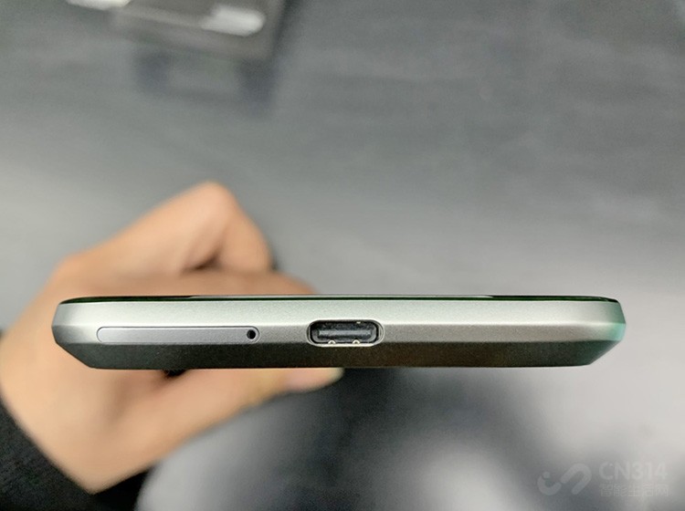 ������Ϸ�ֻ�2������4000mAh�ĵ�أ���������27W�Ŀ�似������������855��7nm�����ڹ����ϵ����ƣ��������������ǰ������ƷӦ�û������Ե�������