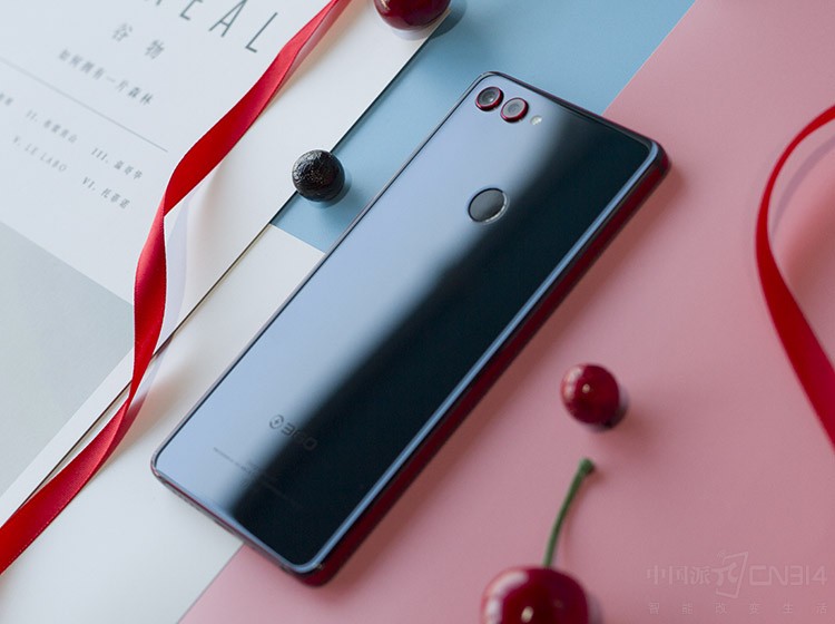 ɺ������ɫ������һ��Ĵ��ɫ�������ر�����۵�ȴʮ�ֵ��Ϳ��������ϵ�ɺ�����벣���µĻҺ��໥Ӣ��ӳ�ģ�ʮ�ֵ��Ϳ���