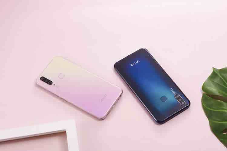 vivo Y3��Ϯ��vivoһ����ڵ�ʱ�������ƣ�ǰ���׵�����ʵ���Լ���Ըü�λ�û����������������ĸ��裬�����ڵ�������ֶ���Ȧ�ɵ㣬��ͬ��λ�ξ�Ʒ���ľ����ơ����ò�Ʒ�ڸ������ƽ̨�Լ������������ۣ���Ϊһ������汸���ж˻���vivo Y3�򽫳�Ϊ�û�����һ����Ʒ��ѡ��