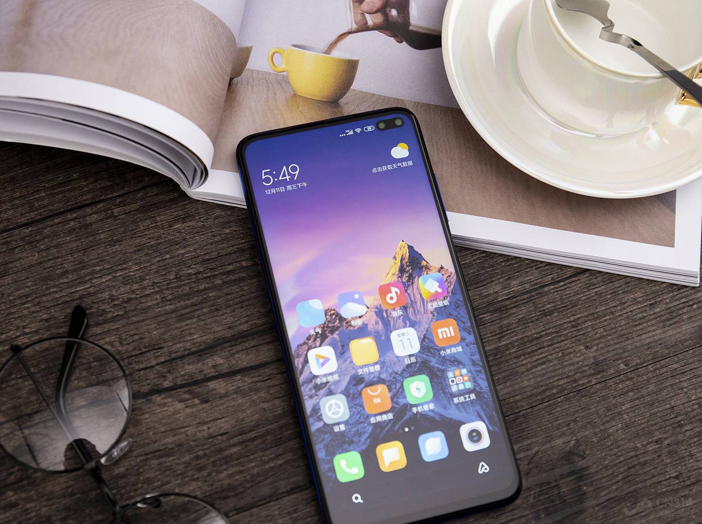 Redmi��ǰ������������µ�һ��5G�ֻ�Redmi K30 5G�����ĿǰΪֹ����˵�5G�ֻ�����5G�ն˵ļ۸�ֱ�Ӵ��콢ˮƽ���͵����ж�ˮƽ��Ϊ�����5G�ն��ƹ㿪�˸���ͷ����ͬʱ����Ҳ��Ҫ���ˣ�Redmi K30��4G�汾ͬ��Ҳ��һ����ַǳ����ڵĻ��ͣ�����SoC֮����5G�漸��û�в�������Ҿͺ�����һ��������һ��~