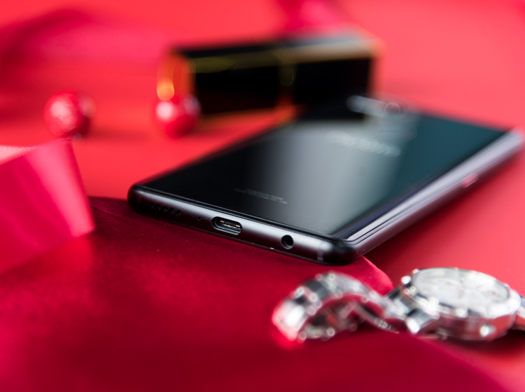 �ײ�����Type-C���ڣ�֧�ֿ�䣬������ʵ�õĶ����ӿڡ�