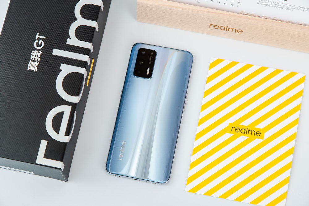 Ӱ棬realme GTҲֵò6400ͷ800سǾͷ΢ྵͷϸɫƬͷģзʽҲʮֹλڻϽǣɫ뵭ɫĻγ