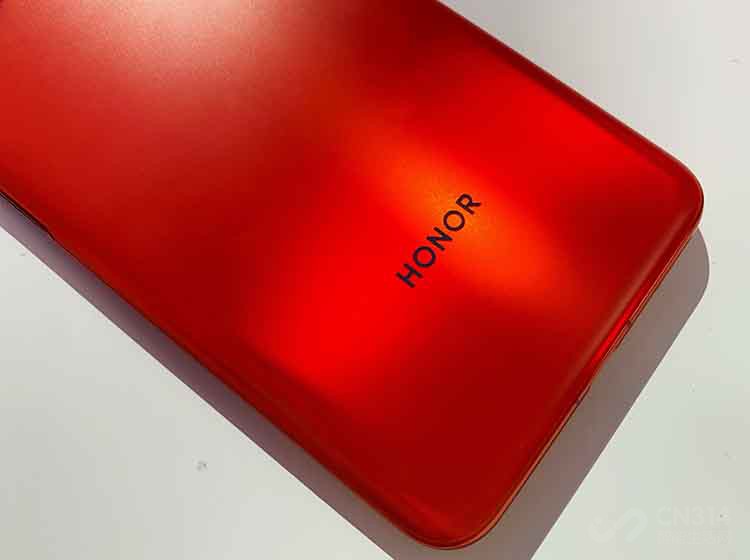 5G����ҫV30���Ŀ��㣬����������һ�����ں�����˼����ҫ�ܲ������ڶԱ�����5G�ֻ��ı���ʱ�Ե��е㡰�����ġ�����Ȼ����ҫV30ϵ�в��õ�����990 5G SoC�����������׿����õ�˫ģ5G SoC��ͬʱ֧���й�������Ӫ�̵�6��Ƶ�Σ����������������Ҳ��Ϊ���ڡ�