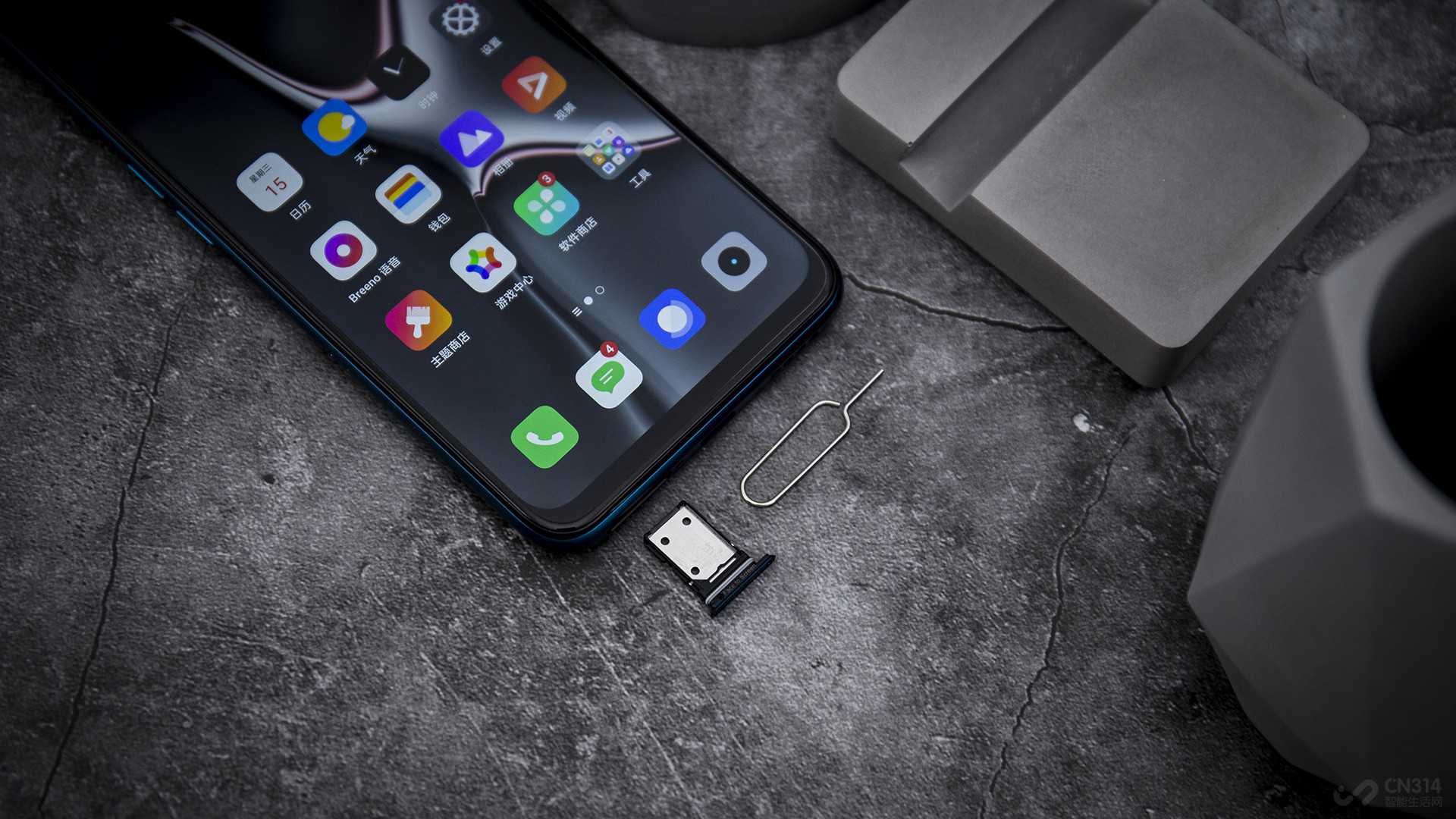 �������һ��СС�Ĳʵ����û���SIM�������ڻ����ײ��ģ���������ϸ�������룬�ֱ���������һ����յ�Բ���������������һ���ߣ����Ǹ�СС�Ĵ���ɡ�