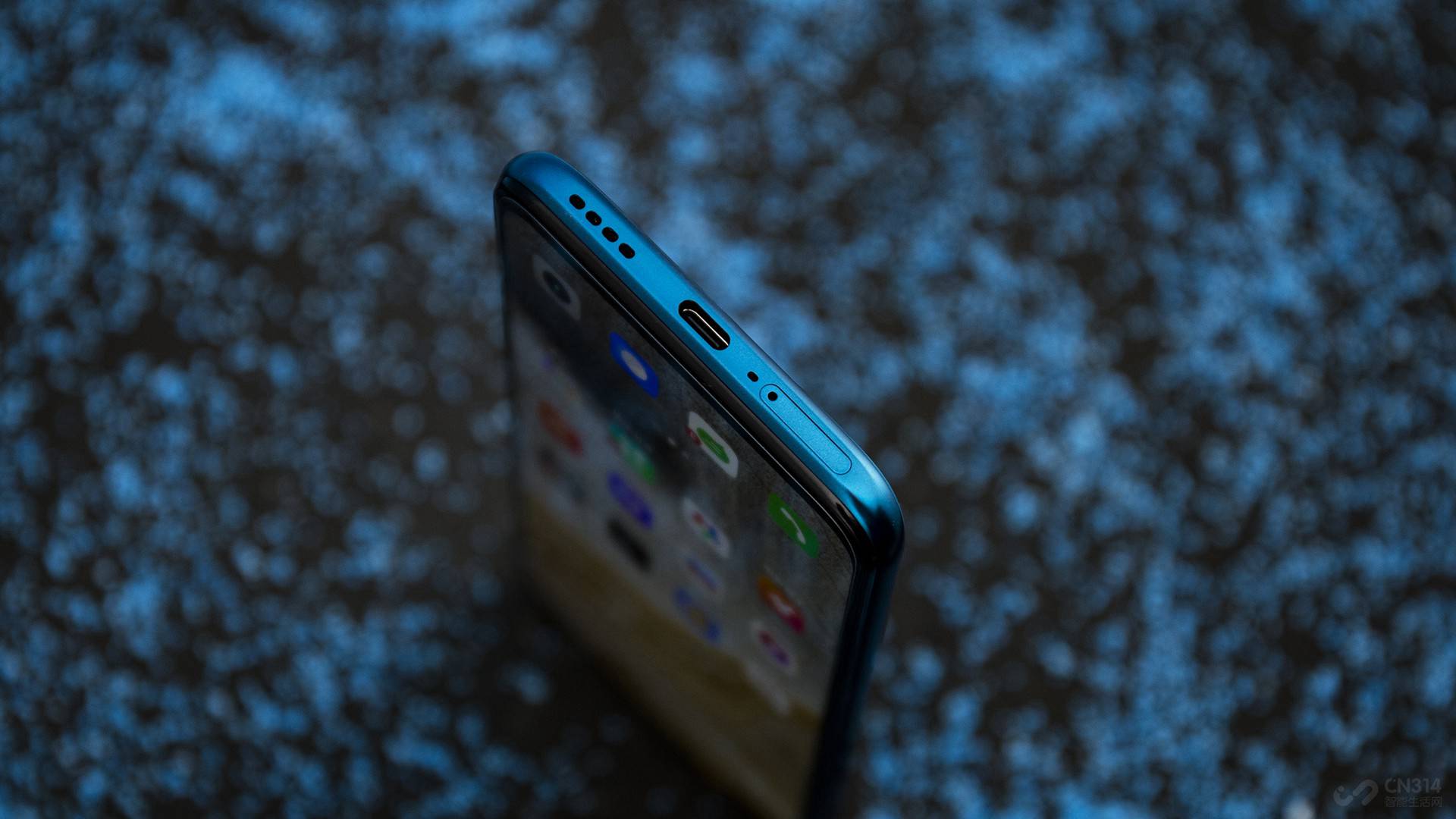 ����ϸ�����棬realme X50�ı���Ҳ�ܲ������ɼ������ײ���USB Type-C���½ӿڣ���SIM���ۻ������˻������棬�ò����һ��и�ǿ��