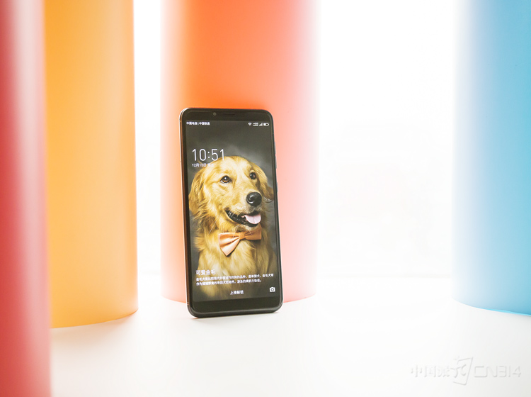 ��Ļӵ�г���ȫ�����׼��2160x1080 Full HD+�ֱ��ʣ������ܶȸߴ�407PPI��Զ������Ĥ��Ļ��׼��