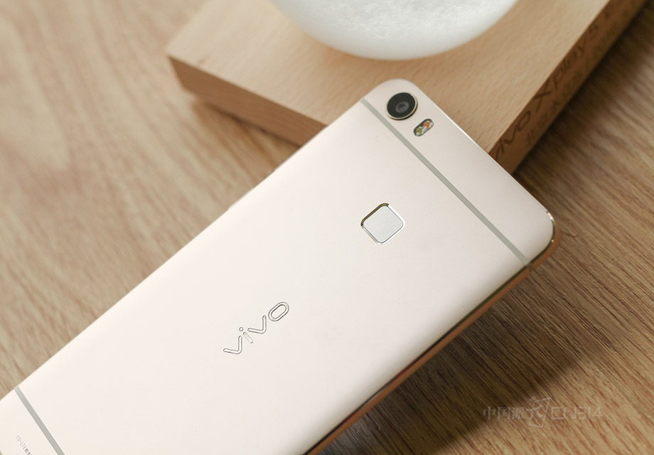 vivo Xplay5�Ľ����������շǳ�ϸ�壬�ʸ����ԣ�������ָ��մȾ�����⣬ָ��ʶ�𰴼�Ϊ�������ͣ�����ڱ���ʳָ�ܹ����ɹ����ĵط���ʶ���ٶ���Ȼ�ǳ��졣������ͷ΢΢͹��