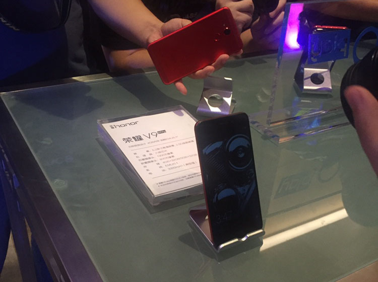 ��ҫV9 playӵ�����������ٵ�EMUI5.1ϵͳ����֮4GB���ڴ����ϣ����㺨�������ʹ�ÿ�У���������Ϸ��������������������������Ρ�