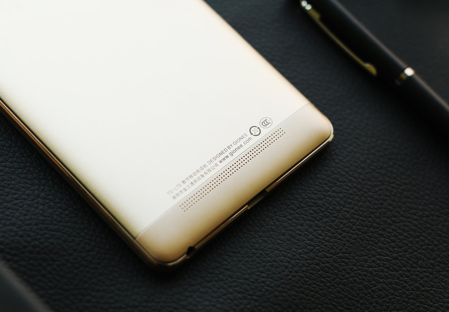 ����M5&nbsp;Plus������5020mAh��أ���������������8.4mm����Ե�Ӿ���Ƚ�3.5mm��һ�����մ����ֻ����صı׶ˣ��������񷶶�ʮ�㡣