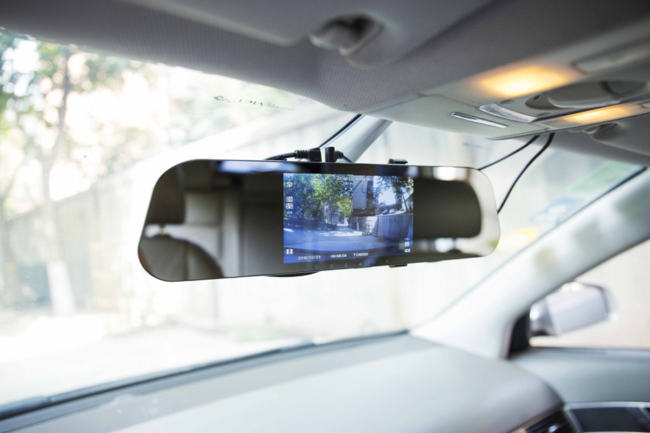 ��װ�̶����֮�󣬽Ӻò��߿����г���¼�ǣ����ǿ��Կ��������������ֳ�����5Ӣ�����ͼ�񣬻��ʷǳ�ϸ�壬ɫ��Ҳʮ���ȳƣ���ԭ�ȼ��ߡ�ͬʱ��HDR�߶�̬�������ܻ�����ǿ��ʱ���ͻ����ع⣬����ʱ��������ϸ�����ȣ��Ӷ���׽������Ӱ����Ϣ��