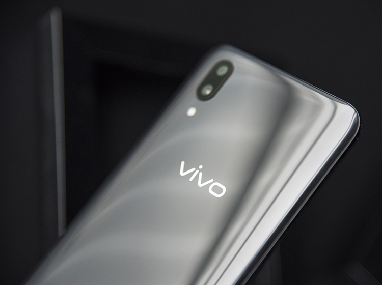 ��ǰ���Ļ�����Ʋ�ͬ��vivo����˴β��õ���������3D����������������Ϊ����΢����ƣ�ɫ��ͨ�������ײ��Ķ�Ĥ��չ�֣�����˿ӡ��ɫ�ʴ���������ʹ�ָ��˱������ҹ����ʸ���ȫ��������ǰ���Ӧ������ֵ��������һ���µĸ߶ȡ�