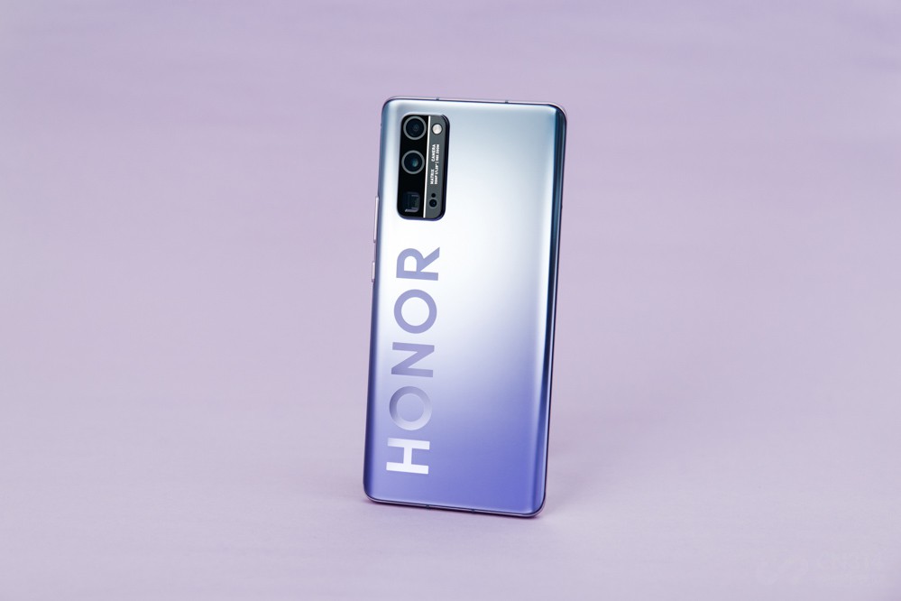 õҫ30 Pro+ѿ汾AGĥɰգɫԴǳϣӸ߽൭ţ֮ﵽ˺ܺõƽ⡣ͬʱǳ󵨵ĽHONORLOGOֱĿھӳϣLOGOʹõ͸գĥɰսӦضĽǶϹ۲죬LOGOĸо