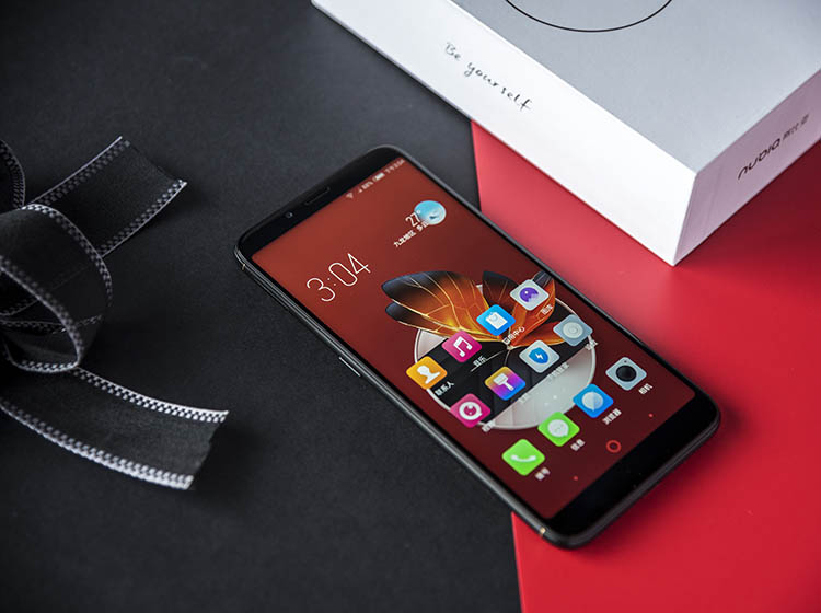 �������18:9����ȫ������ƣ�6.01Ӣ����ʾ���ֱ��ʸߴ�2160*1080��86.25%����ռ��ʮ�־����Ӿ�������