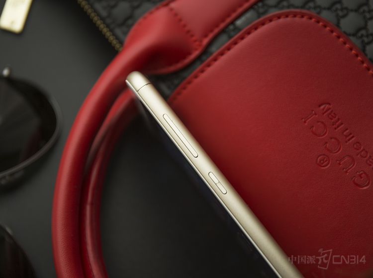 ����������Դ�����������˻����Ҳ࣬�������Ϲ��˵�ʹ��ϰ�ߡ�ֵ��һ����ǣ�360 vizza����������֧��������Ӫ�̵�2��3��4G���磬������������Ʒ��������һ������֧��4G��