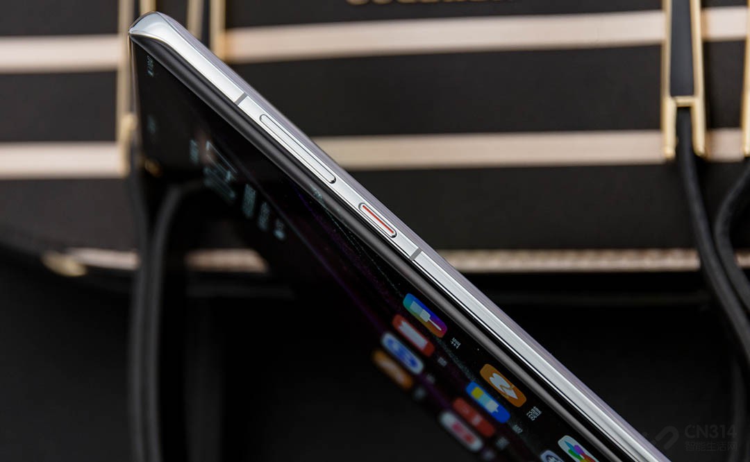 P40 Proʵֻ8.95mmĺȣ209gᱡȻÿԣڽΪˮ׼ĻԲ콢ָиһЩ