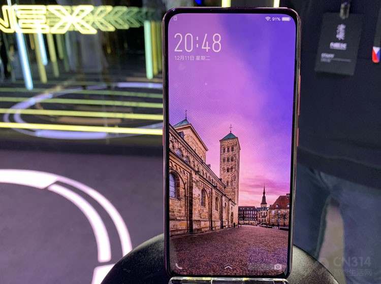 �����6.39Ӣ����ʾ��������COF��װ��ͬʱ�����ޱ߿���ƣ����������˼���ȫ����Ļ����ռ�ȿ�ν�൱֮�ߡ�