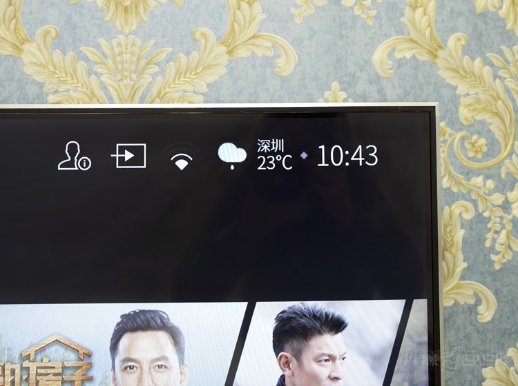 ��Ļ���Ͻǿ�����ʾ�û���¼���ӿ������WiFi�źš�����������ʱ��ȵ���Ϣ�����Ǻ�ȫ��ġ�