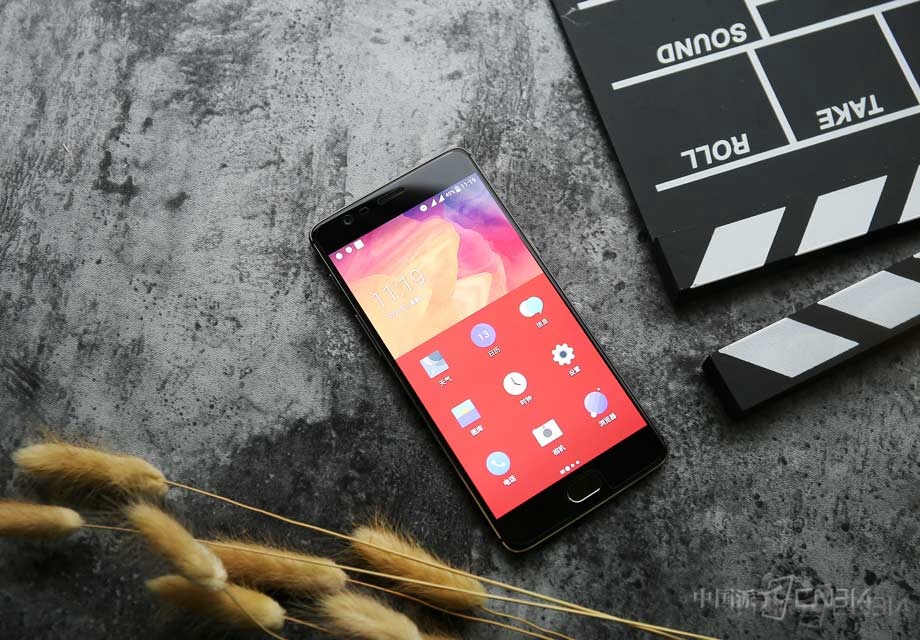 ��Ϥ��2.5D��Ļ����Ϥ����OS��OnePlus 3T��Ȼѡ����Optic AMOLED������Ļ�ֱ��ʸߴ�401ppi�����Ĵ����������ɲ����ǰ��������û����ġ�