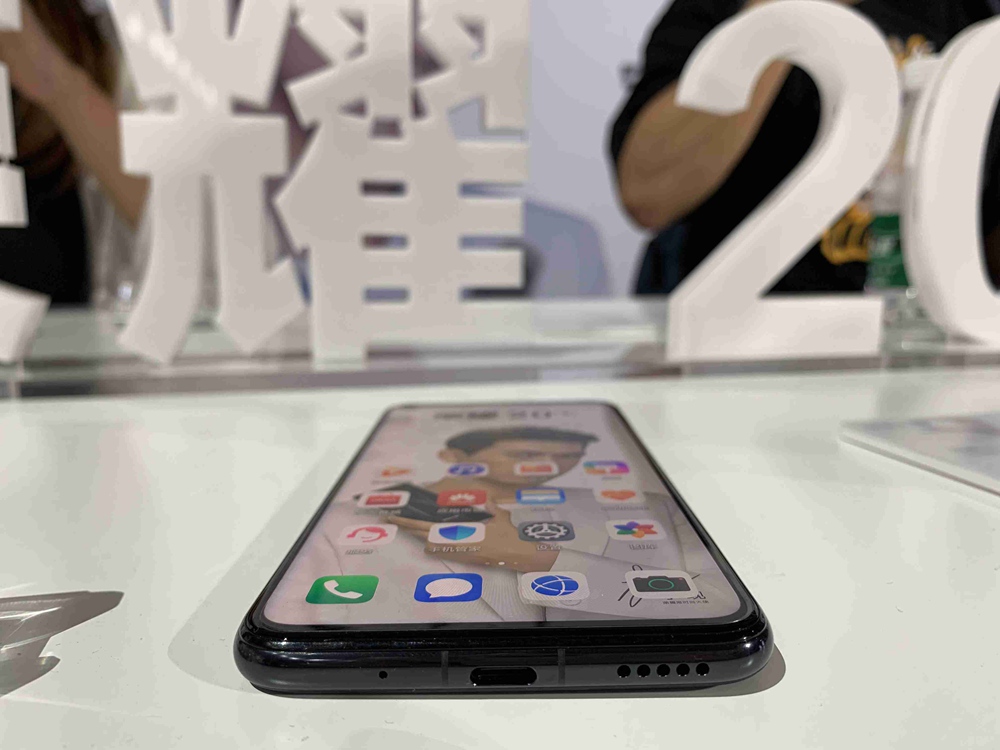 �ײ�����Type-C�ӿڣ��ź�����ȡ����3.5mm�����ӿڣ������ֻ�����Ҫ��������������