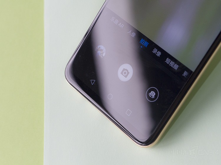 ��Ϊnova 3���������slogan�ǡ����������ġ�������˼�壬���ĳ�������Ƭ���ԷŴ�2m*1.5m�ĸ��庣�������������ʵ��֮ǿ��