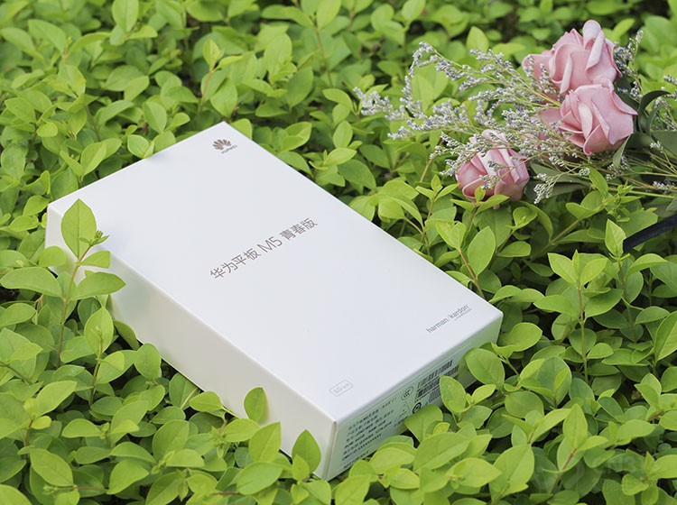 8Ӣ��Ļ�Ϊƽ��M5�ഺ�����ɲ��ü�Լ�İ�ɫ��װ�У����˲�Ʒ�����Լ����ϽǵĻ�Ϊlogo�����½���8.0Ӣ��ı�ʶ�����½����ǹ���������Ч��ʶ��